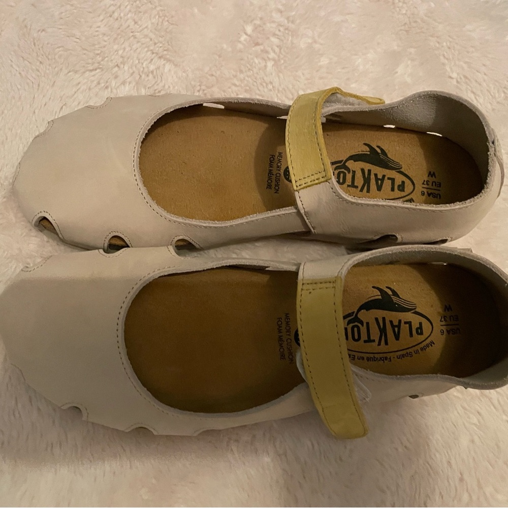 NWT- Plakton marfil amarillo nubuck sandles